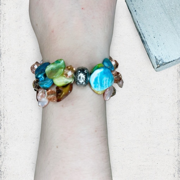 4530u. Handmade Shell Stretch Bracelet - Picture 2 of 3